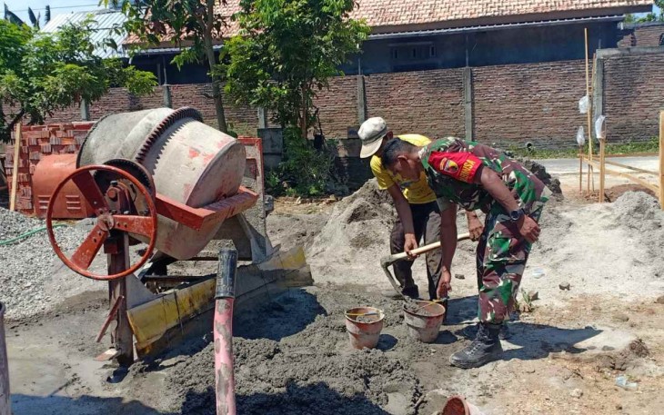 Gotong royong bantu bangun rumah warga binaan