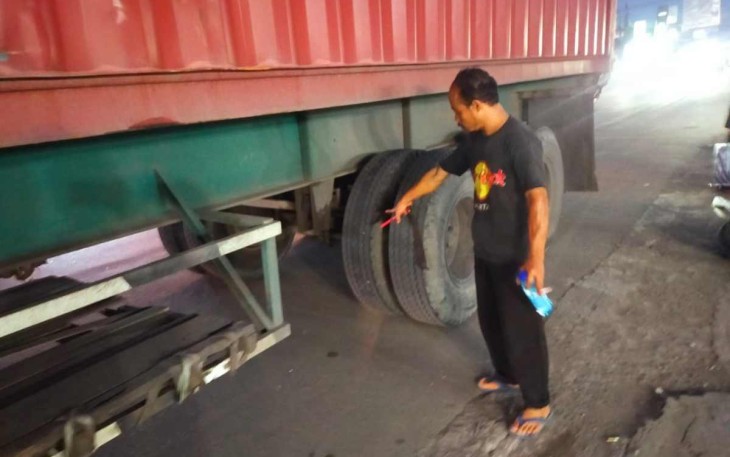 TKP truck menewaskan pengendara motor, Minggu (25/9)