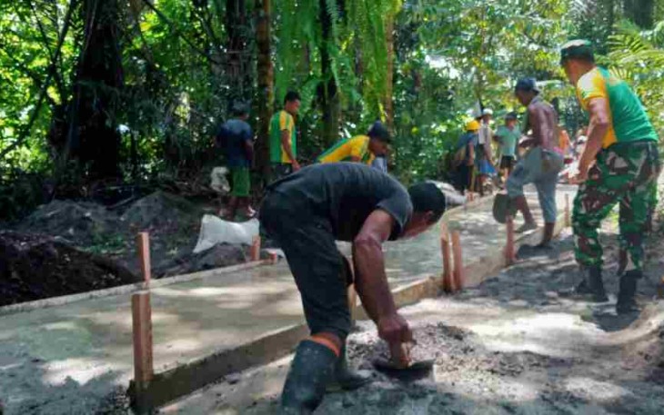 Pembanguna jalan setapak di Desa Allang, Ambon