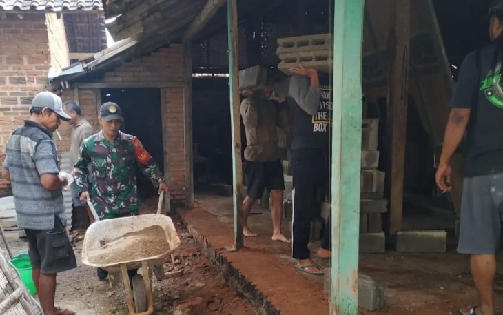 Gotong royong bantu warga binaan bangun rumah. Senin (16/05/2022)
