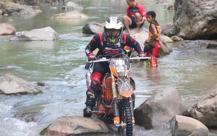 Crosser unjuk kebolehan dalam melintasi tantangan Pacitan Adventure Tourism 2022 