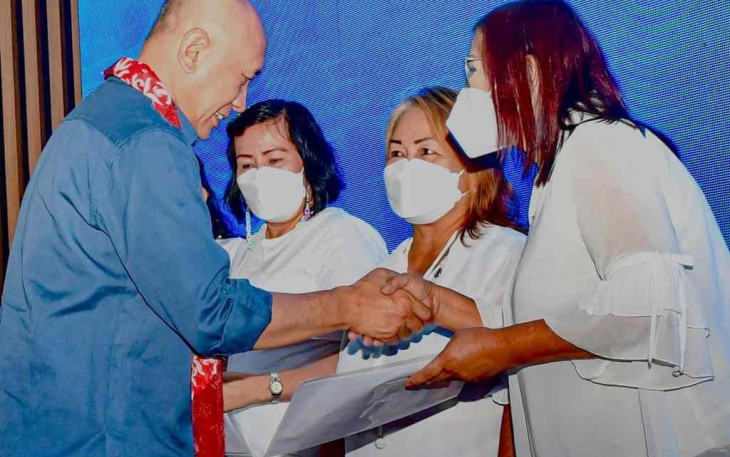MenkopUKM Teten Masduki saat menyerahkan NIB di Manado