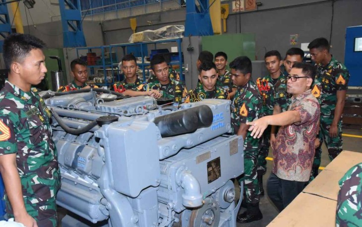 Taruna AAL saat praktek overhoul mesin diesel