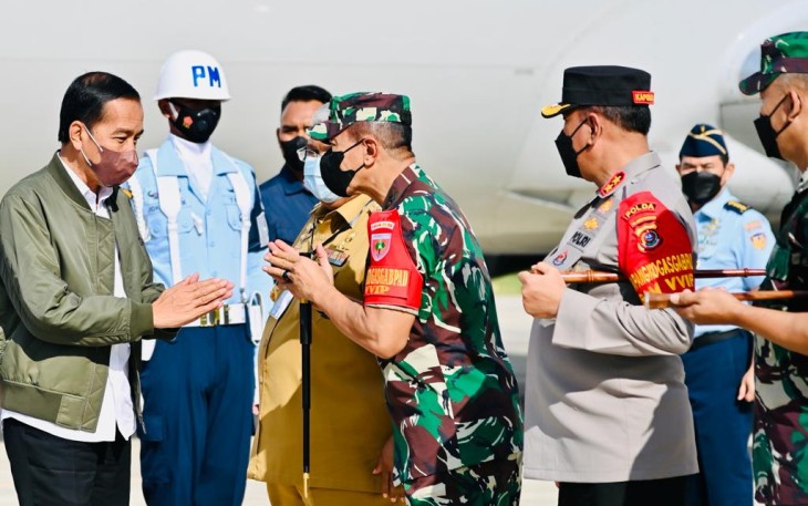 Pangdam Hasanuddin Mayjen TNI Dr. Totok Imam Santoso saat menyambut kedatangan presiden Jokowi 