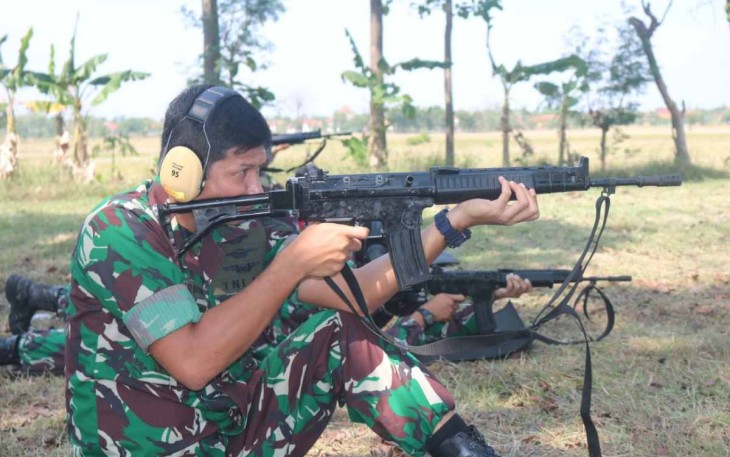 Danlanud Sugiri Sukani Mayor Pnb Supardo Butarbutar saat latihan menembak dengan senjata laras panjang, Selasa (27/9)