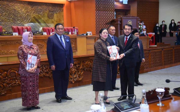 Puan Maharani saat melantik anggota BPK terpilih di Jakarta, Selasa (27/9)