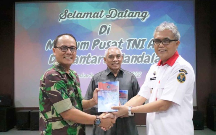 Kamuspusdirla Kolonel Sus Yuto Nugroho saat menerima buku dari BSSN di Yogyakarta, Selasa (27/9)
