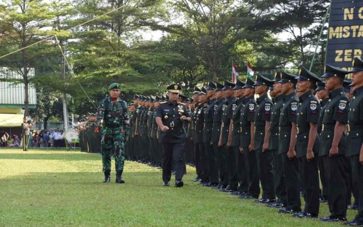 Pangdam Jaya Mayjen TNI Untung Budiharto saat inspeksi prajurit 