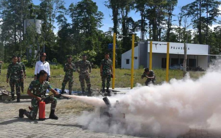 Prajurit Koarmada III saat melaksanakan latihan penggunaan APAR