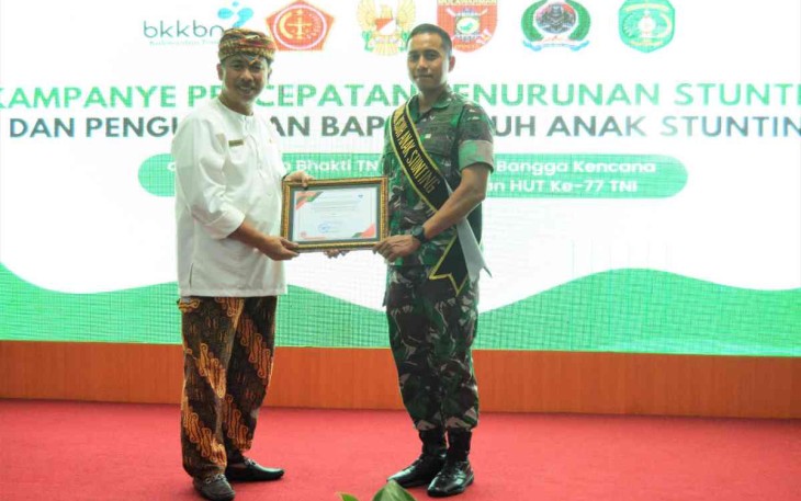 Dandim 0906/Kkr Letkol Inf Jeffry Satria saat didaulat menjadi bapak asuh anak stunting