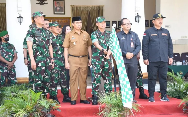 Pangdam V Brw Mayjen TNI Nurchahyanto saat melepas kontingen liga santri