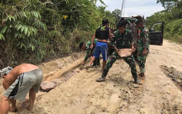 Penimbunan material jalan desa di perbatasan 