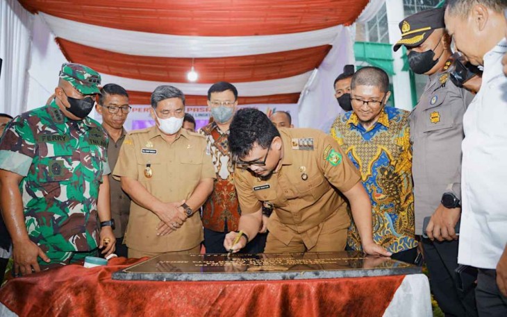 Walikota Medan Bobby Nasution saat meresmikan pasar Aksara, Selasa (27/9)