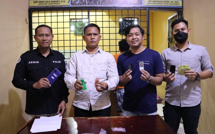 Satres Narkoba Polres Labuhanbatu saat pers release pemasok sabu di lapas Kotapinang. Selasa (27/9)