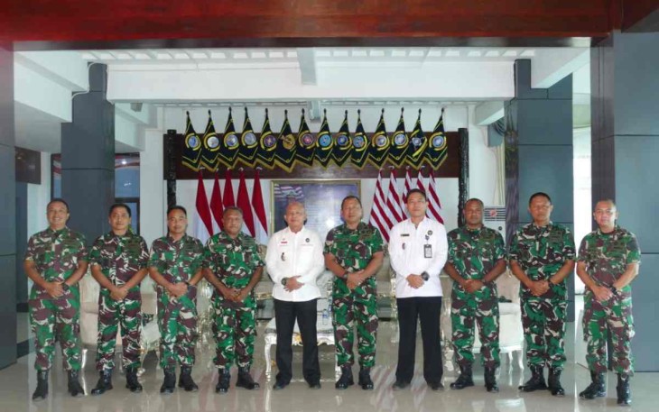 Foto bersama jajaran Koarmada III dengan Tim Kemenko Polhukam RI