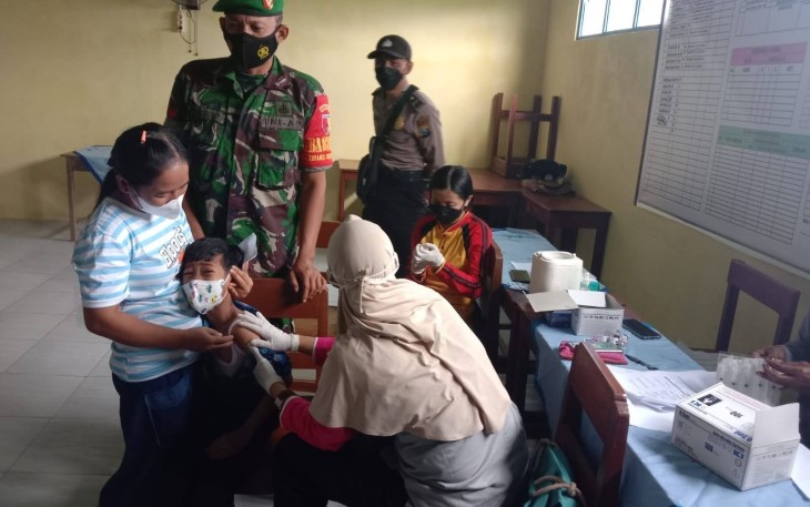 Serda Vika saat mendampingi imunisasi anak 