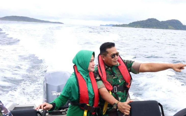 Danrem 023/KS Kol Inf Dodi Triwinarto saat trabas ombak baksos di pulau terpencil. Rabu (28/9)