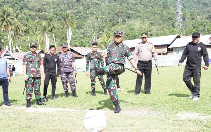 Danrem 142/Tatag Brigjen TNI Farouk saat kick off turnamen sepak bola Bambu Cup I, Rabu (28/9)