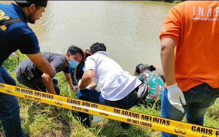 Anggota Polsek Pagelaran evakuasi mayat di sungai Cilember, Rabu (28/9)
