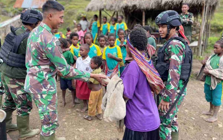 Satgas berbagi logistik dengan masyarakat Nduga