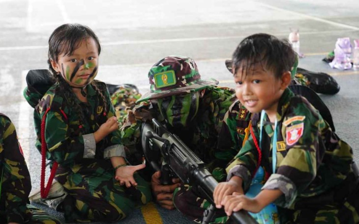 Wisata edukasi TK Kartika V-11 Air Putih Samarinda di Yonif 611/Awang Long