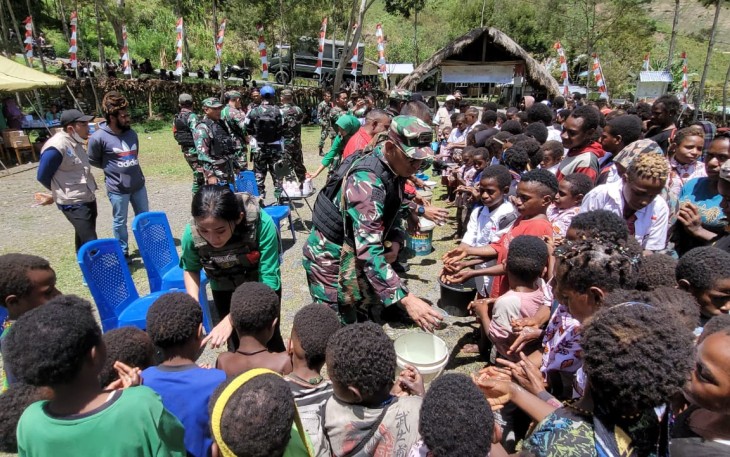 Memperingati HUT TNI Ke-77 Kodim Puncak Jaya bagi-bagi sembako