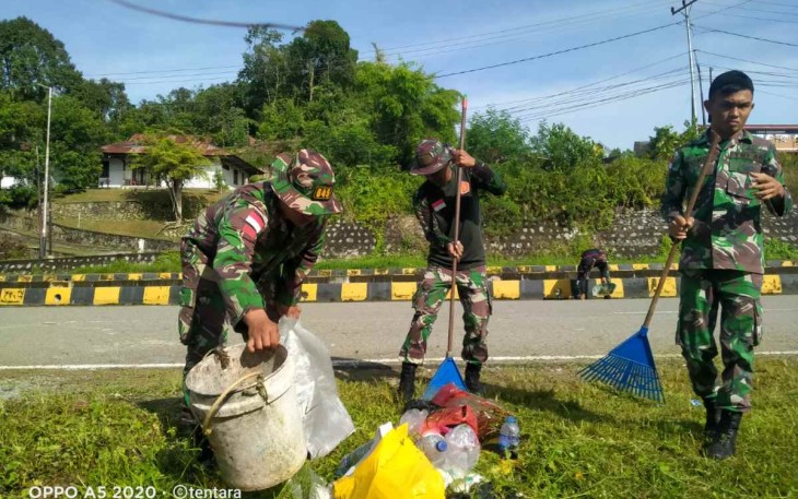 Karya bakti bersihkan lingkungan di perbatasan 