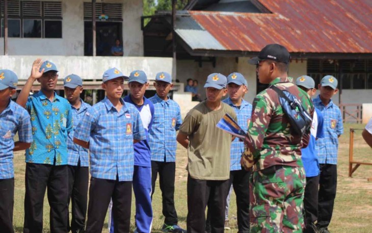 Personel satgas saat melatih Ketangkasan Baris-Berbaris Siswa SMA 1 Badau, Kamis (29/9) 