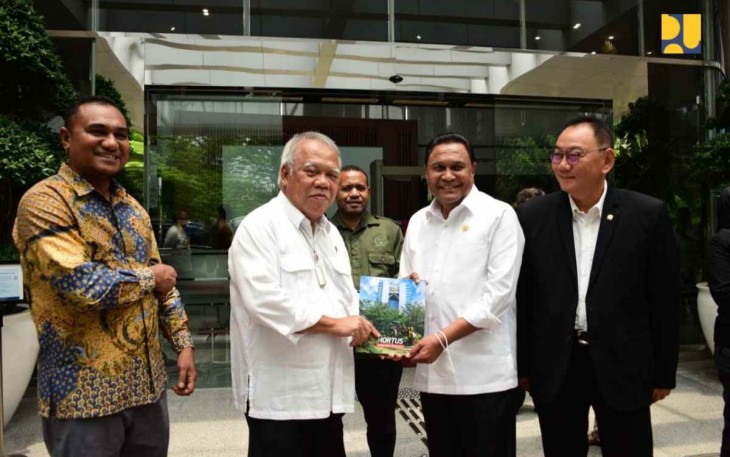 Menteri Basuki bersama Ketua Komite II DPD RI Abdullah Puteh di Jakarta, Kamis (29/9)