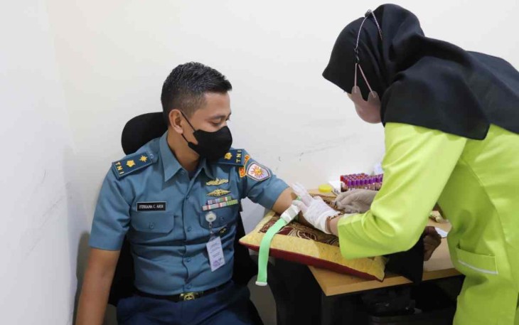 Prajurit TNI AL saat cek kesehatan di RSAL dr. Mintohardjo 