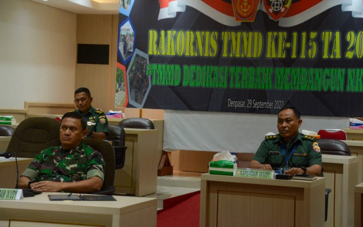 Aster Kasdam IX/Udayana saat mengikuti Rakernis TMMD ke 115 secara virtual. Kamis (29/9)