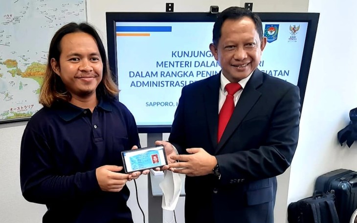 Mendagri Tito Karnavian saat memberikan KTP Digital WNI di Sapporo Jepang, Kamis (29/9)