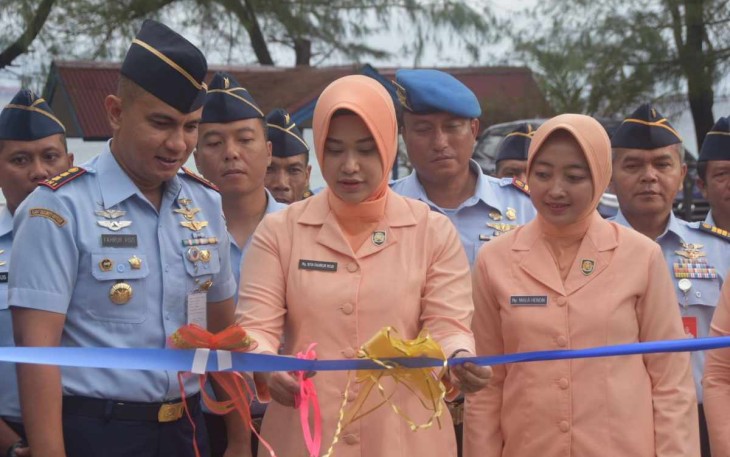 Danlanud Mus Letkol Pnb Fahrur Rozi saat mendampingi Ketua Yasarini Cab Maimun Saleh gunting pita resmikan gapura Paud Angkasa