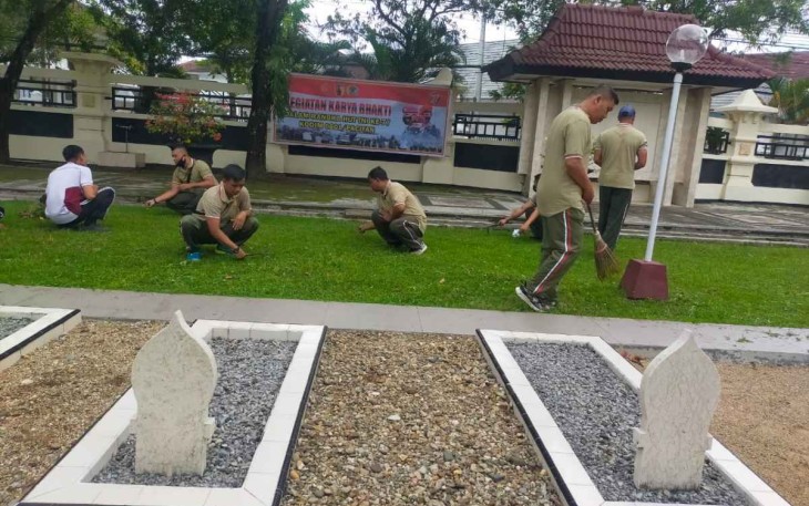 Pembersihan lingkungan TMP Pacitan