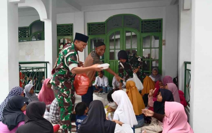 Jum'at Berkah membagikan nasi bungkus ke masyarakat 