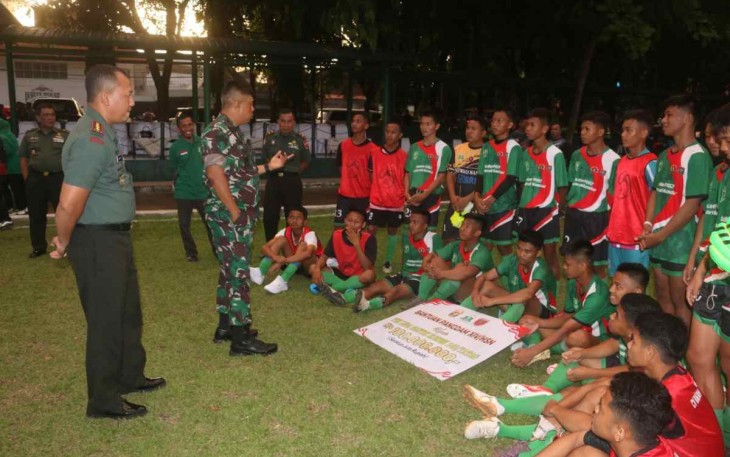 Danrem 142/Tatag Brigjen TNI Farouk saat berikan motivasi tim PS Santri Sulbar di lapangan Hasanuddin Makassar, Jum'at (30/9)