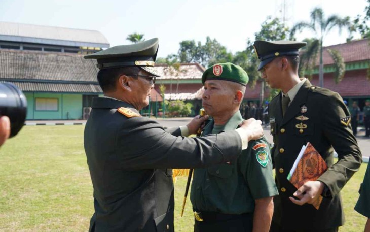 Danrem 064/MY Brigjen TNI Tatang Subarna saat menyematkan kenaikan pangkat prajuritnya. Sabtu (1/10)