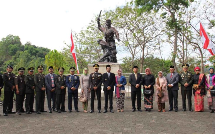 Foto bersama di Monumen Kresek