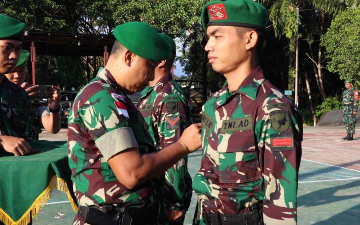 Dansatgas Yonif 645/Gty Letkol Inf Hudallah saat menyematkan kenaikan pangkat prajuritnya. Sabtu (1/10)