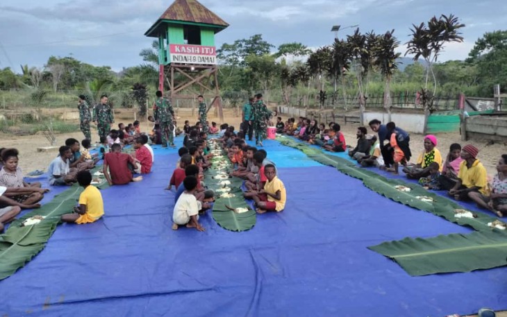 Kebersamaan antara Satgas Yonif 126/KC bersama masyarakat Papua