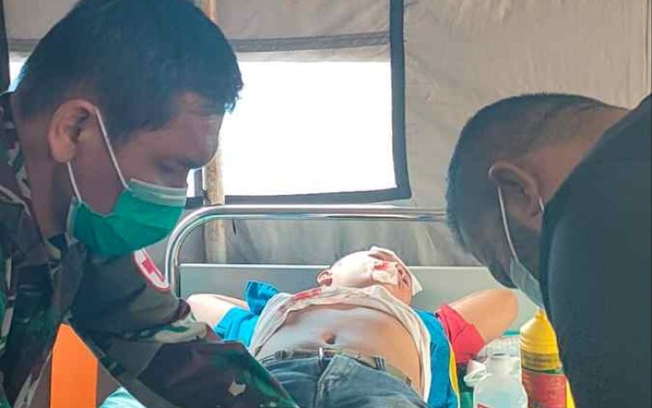 Prajurit petarung Korem 023/KS saat memberikan pengobatan warga korban gempa bumi. Minggu (2/10)
