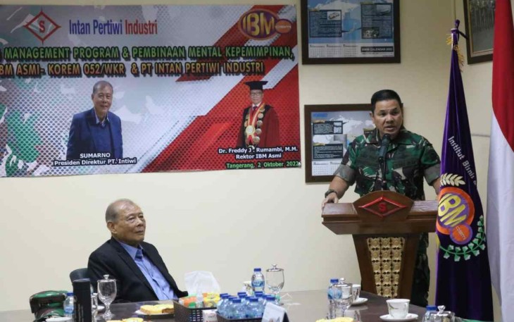 Danrem 052/Wkr Brigjen TNI Rano Tilaar saat memberikan arahan peserta training. Minggu (2/10)