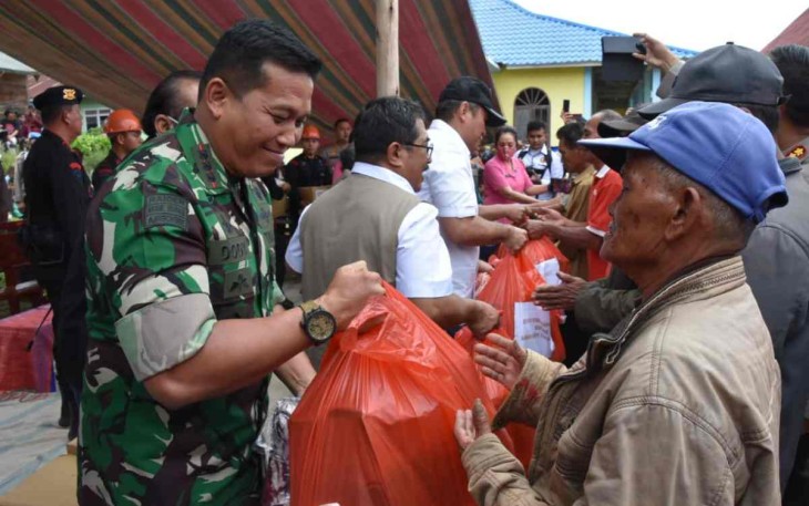 Danrem 023/KS Kol Inf Dodi Triwinarto saat memberikan bantuan korban bencana. Minggu (2/10)