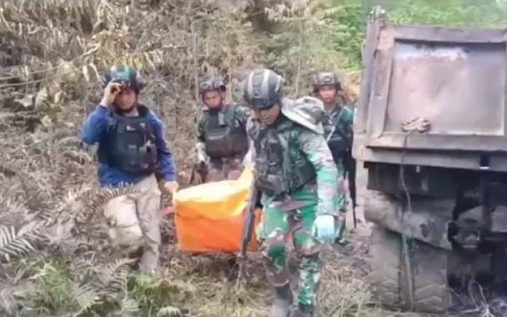 Evakuasi korban pembantaian KSTB di Kampung Majenek Lama, Teluk Bintuni 