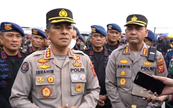 Kabid Humas Polda Jabar Kombes Pol Ibrahim Tompo saat memberikan keterangan pers laga Persib Vs Persija. Minggu (2/10)