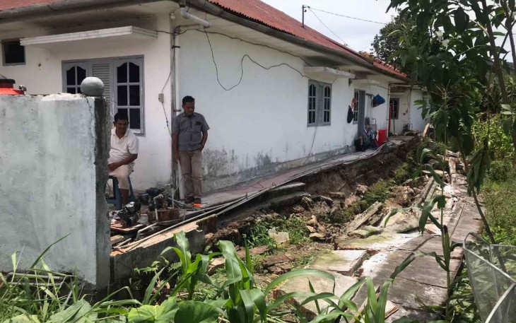 Kondisi rumah pasca gempa bumi di kabupaten Tapanuli Utara, Minggu (2/10)