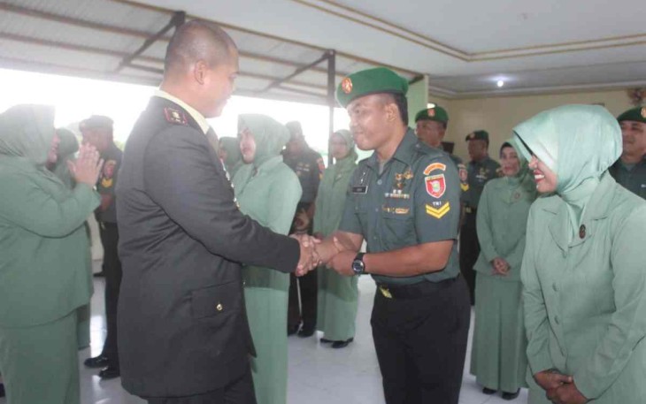 Dandim 0913/PPU Letkol Inf Arfan Arfandi saat memberikan selamat kenaikan pangkat prajuritnya. Sabtu (1/10)