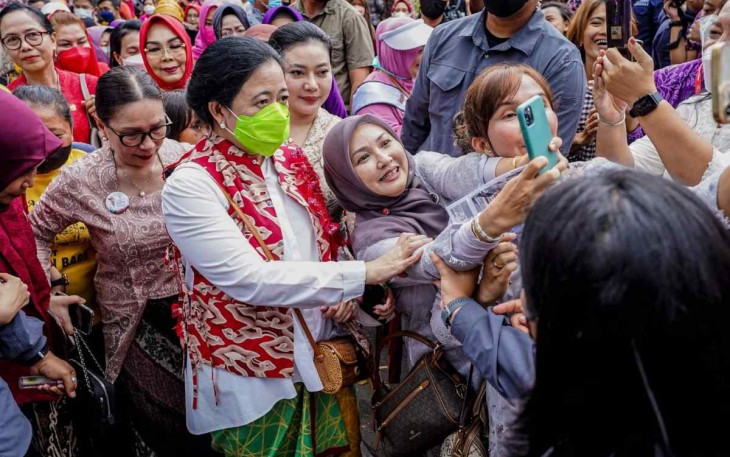 Selfi bersama peserta parade kebaya di Solo, Minggu (2/10)