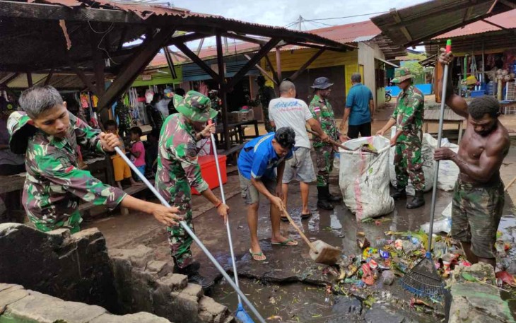 Bersihkan areal pasar perbatasan