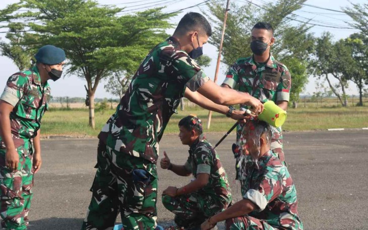 Danlanud Sugiri Sukani Letkol Pnb Supardo Butarbutar saat tradisi penyiraman kenaikan pangkat prajuritnya. Senin (3/10)